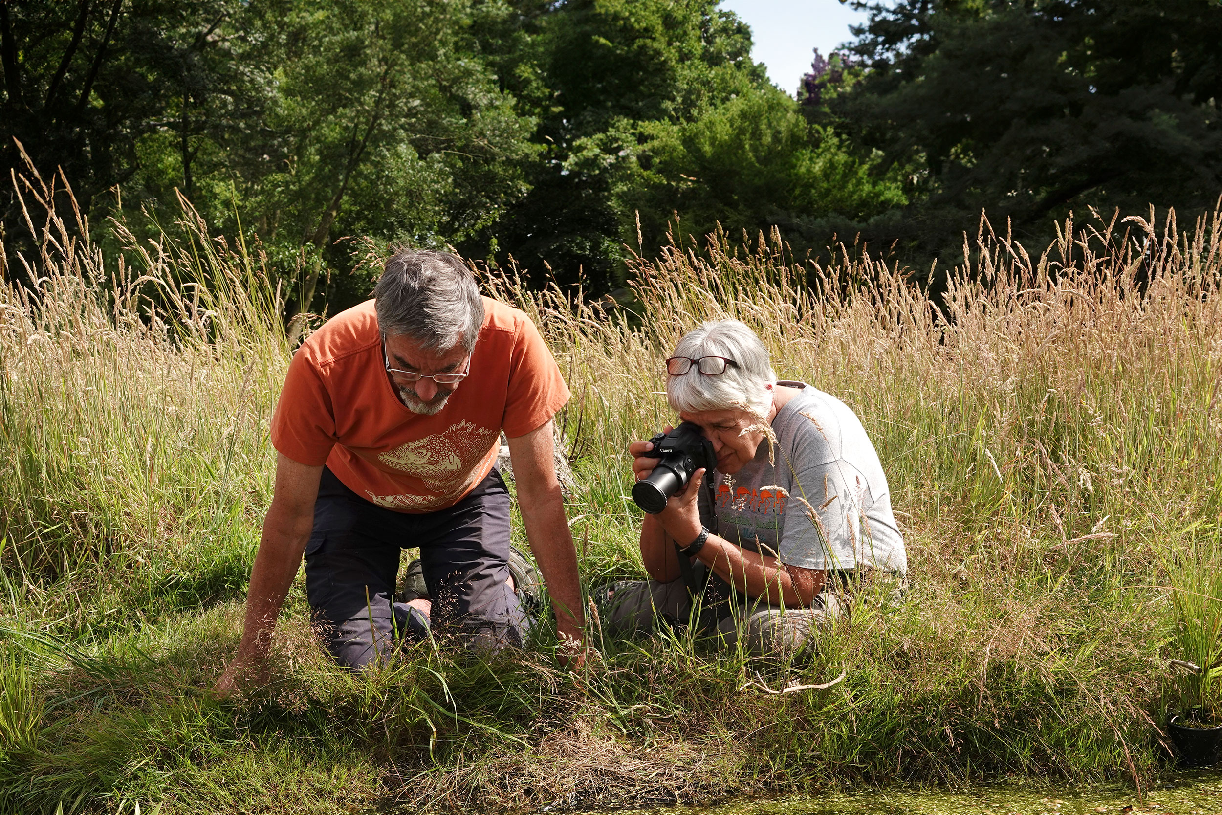 Mike and Megan photographing garden wildlife.